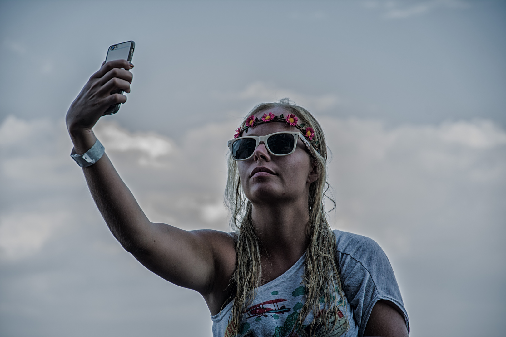 mädchen guckt in smartphone