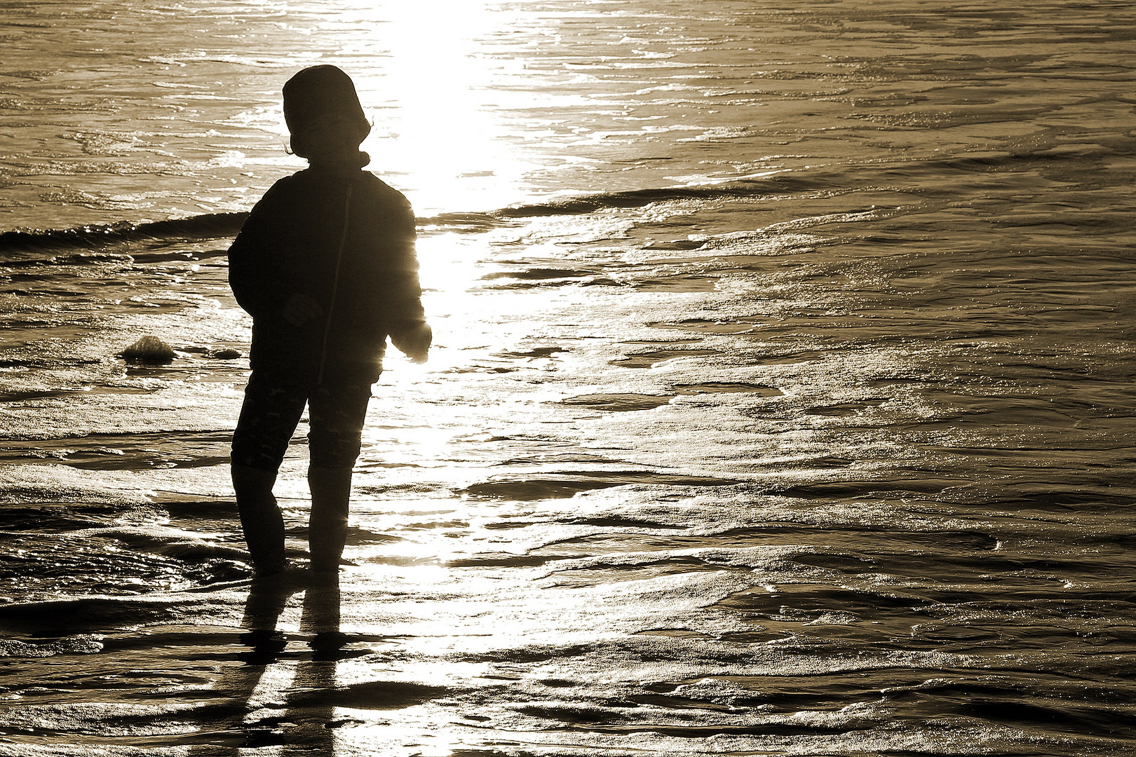 Mädchen im Abendlicht am Strand