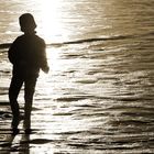 Mädchen im Abendlicht am Strand