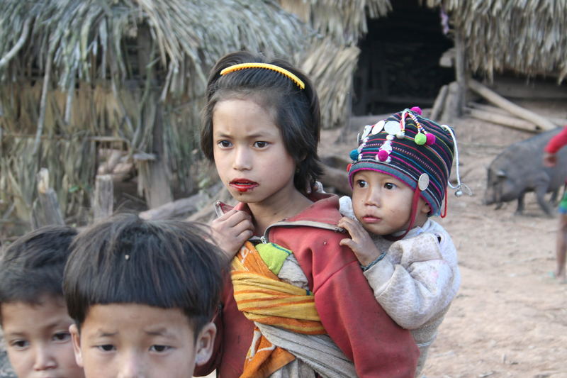 Mädchen im Dorf in Laos