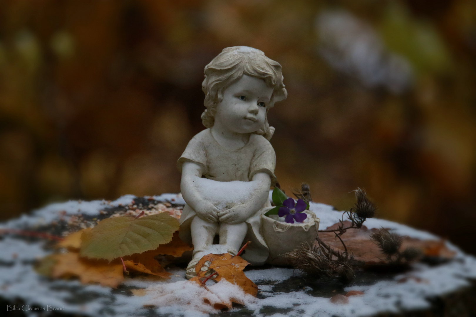 Mädchen im ersten Schnee