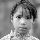 Mädchen im feinperligen Regen des mexikanischen Hochlands