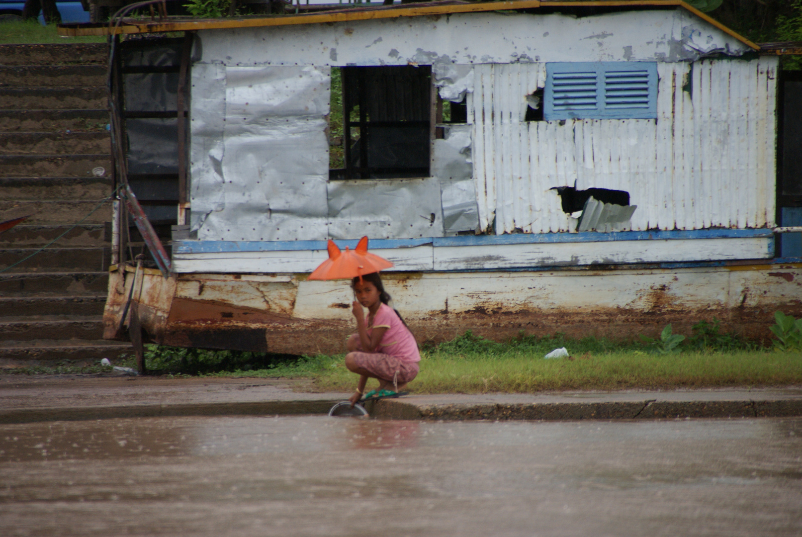 mädchen im regen, süd laos