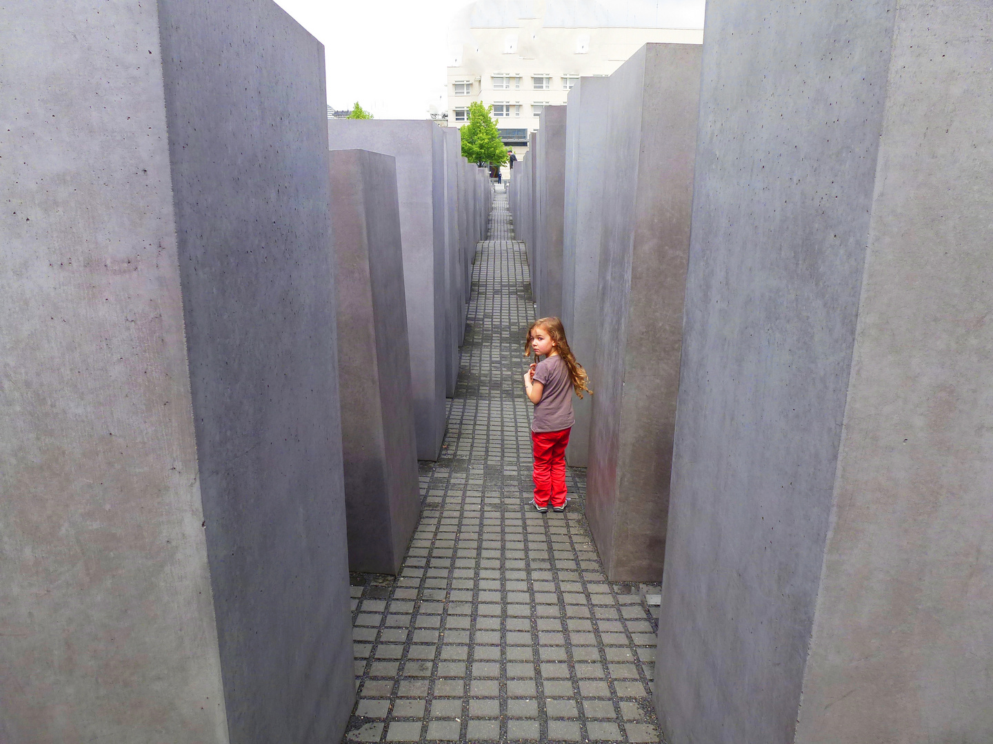 Mädchen im Stelenfeld des Holocaustmahnmahles in Berlin