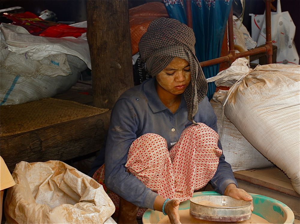 mädchen in der bohnenpastenfabrik, burma 2011