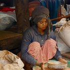 mädchen in der bohnenpastenfabrik, burma 2011