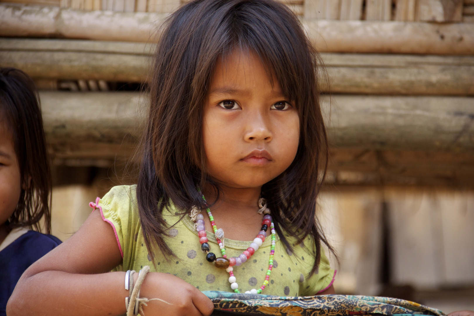 Mädchen in einem Bauerndorf am Mekong Fluss in Laos