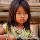 Mädchen in einem Bauerndorf am Mekong Fluss in Laos