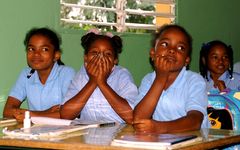Mädchen in einer Landschule im Ostteil der Insel
