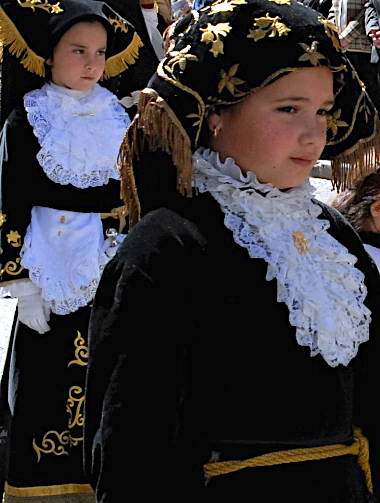 Mädchen in einer Prozession in Antequera (Spanien)
