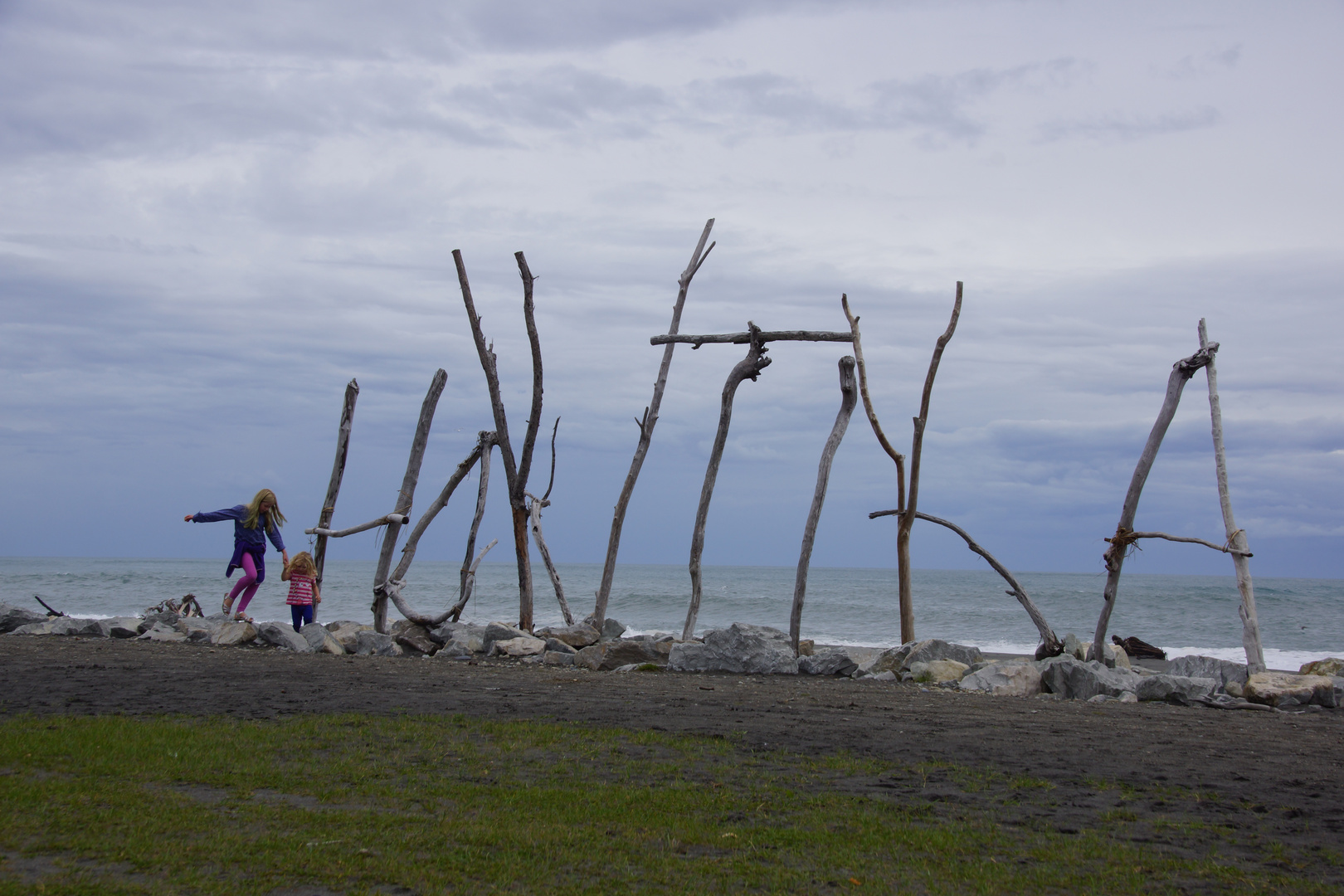 Mädchen in Hokitika am Meer