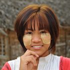 Mädchen in Taungthaman bei der U Bein Bridge