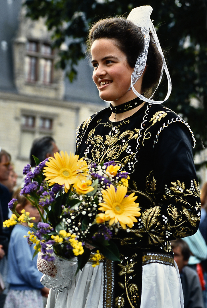 Mädchen in Tracht mit Blumenstrauß 