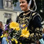 Mädchen in Tracht mit Blumenstrauß 