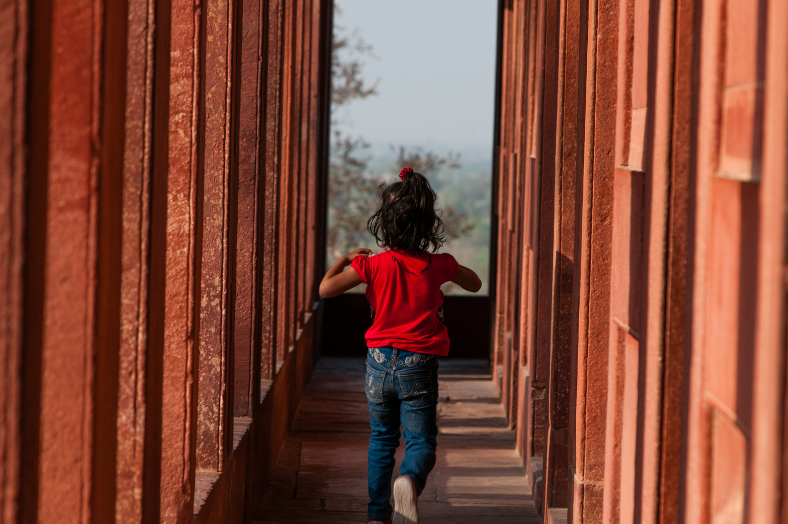 Mädchen läuft im Tempel in Fatehpur Sikri, Indien