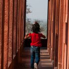 Mädchen läuft im Tempel in Fatehpur Sikri, Indien