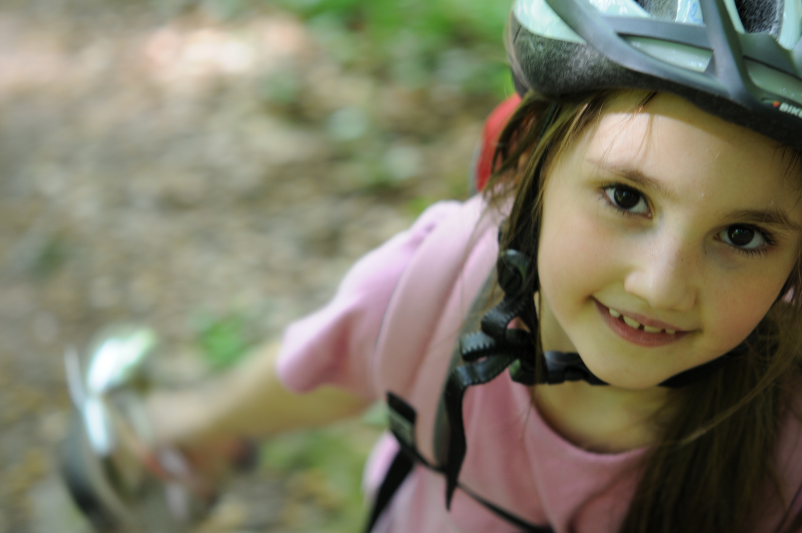 Mädchen mit Fahrradhelm