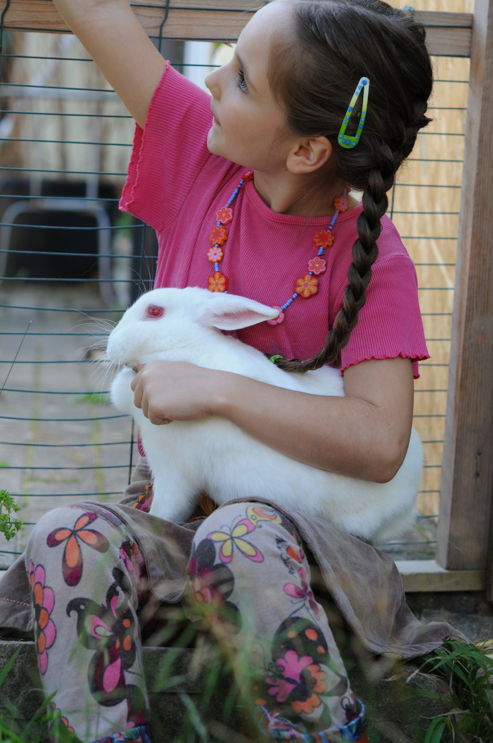 Mädchen mit Hase 2