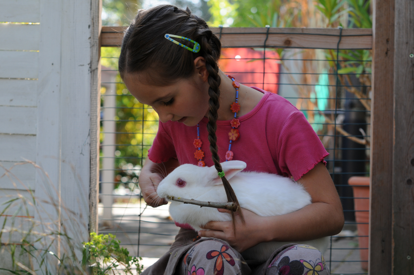 Mädchen mit Hase