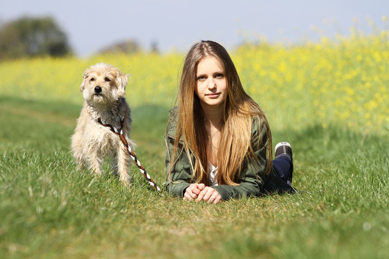 Mädchen mit Hund