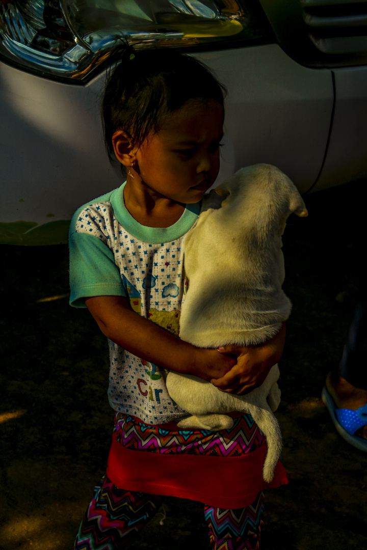 Mädchen mit Hund auf Bali