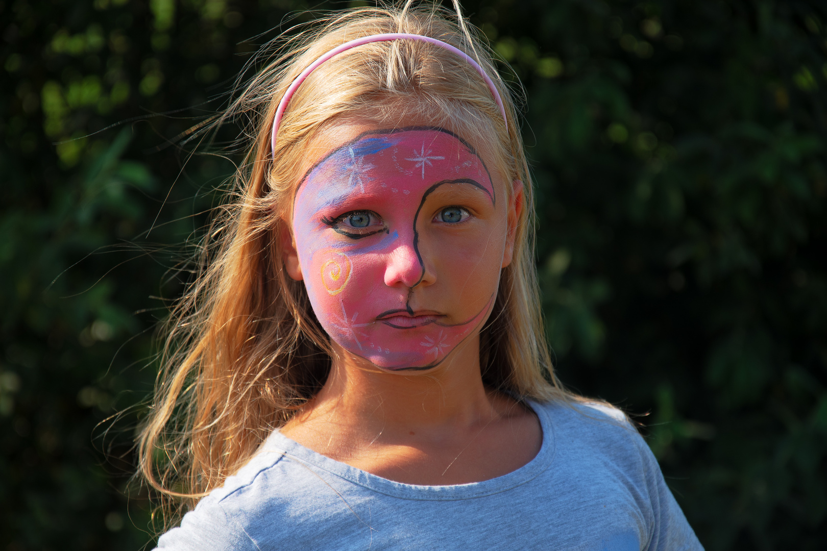 Mädchen mit Kinderbemalung in der Abendsonne