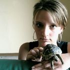 Mädchen mit Landschildkröte