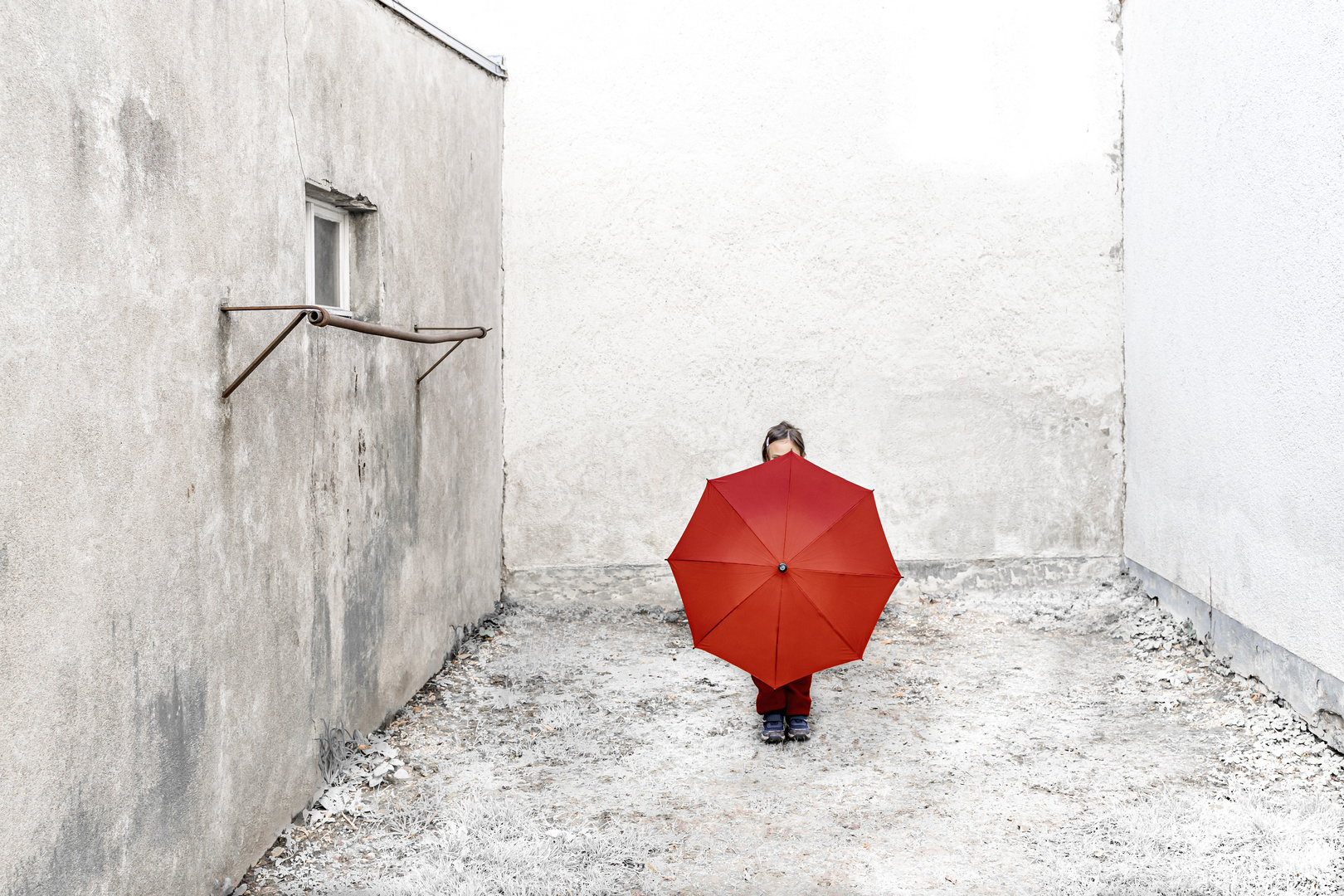 Mädchen mit rotem Schirm