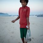 Mädchen mit Tüte voller Fisch am Ngapali Strand