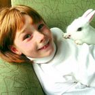 Mädchen mit weißem Kaninchen