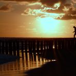 Mädchen Silhouette im Sonnenuntergang