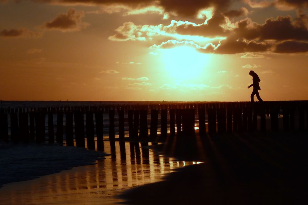 Mädchen Silhouette im Sonnenuntergang