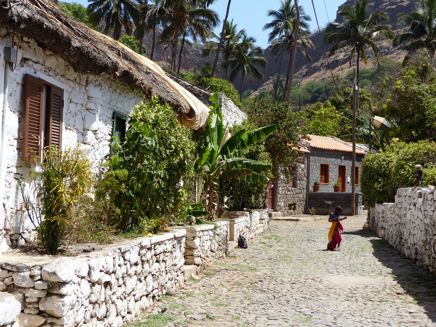 Mädchen tanzt auf der Banana Road in Cidade Velha