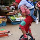 Mädchen und Clown in Fahrt