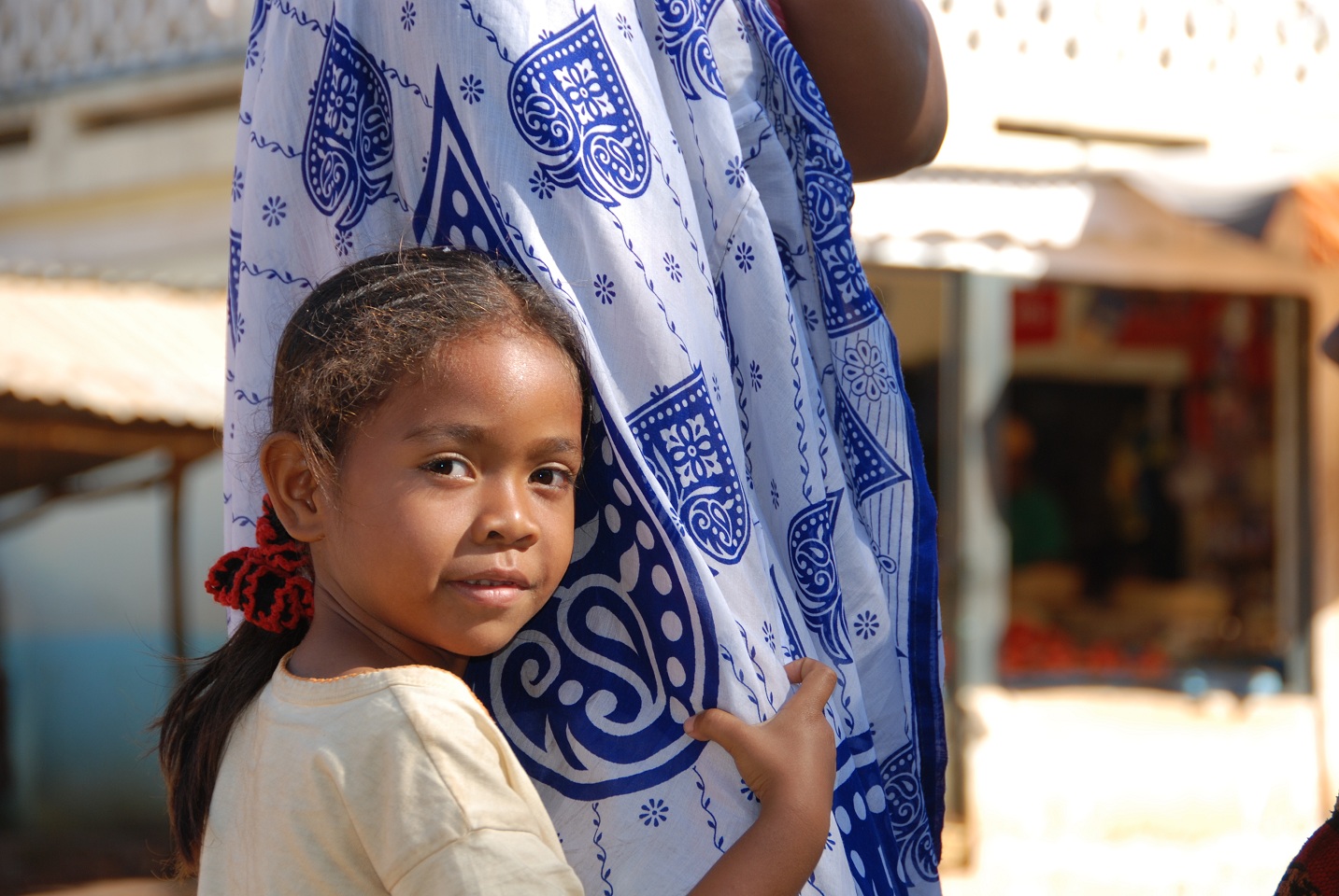 Mädchen und Mutter auf dem Markt Mampikony Madagaskar