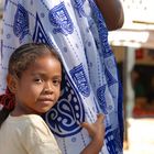 Mädchen und Mutter auf dem Markt Mampikony Madagaskar