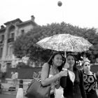 Mädchen unter Schirm und Ballon. Nizza, September 2004