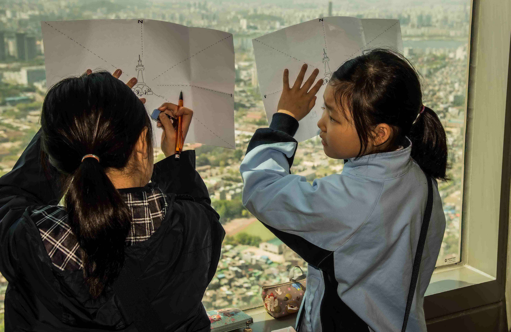 Mädchen zeichnen ihre Stadt auf N Seoul Tower