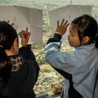 Mädchen zeichnen ihre Stadt auf N Seoul Tower