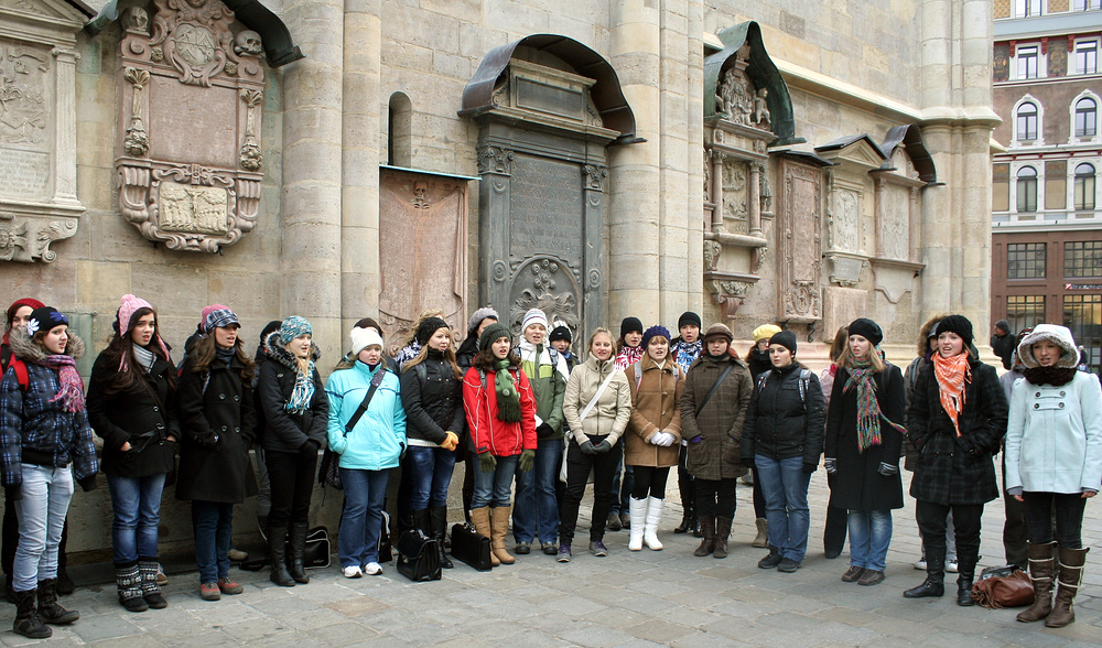 Mädchenchor vor dem Stephansdom (2)