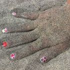 Mädchenhand im Sand