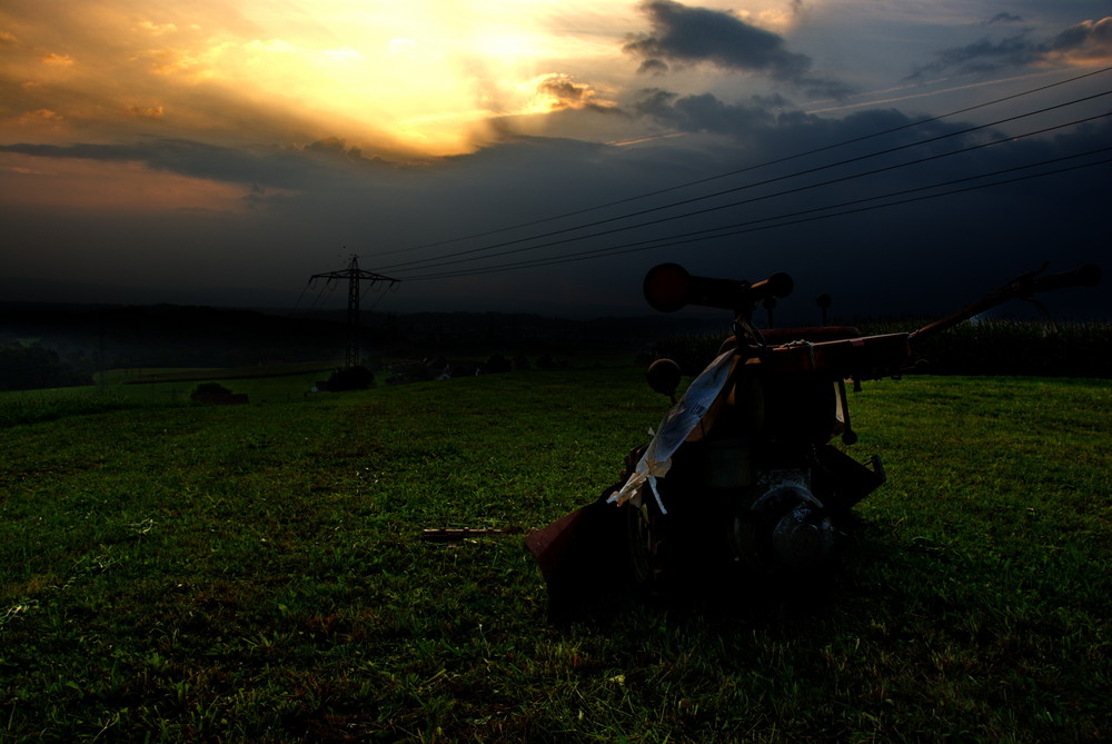 Mähmaschine im Sonnenuntergang