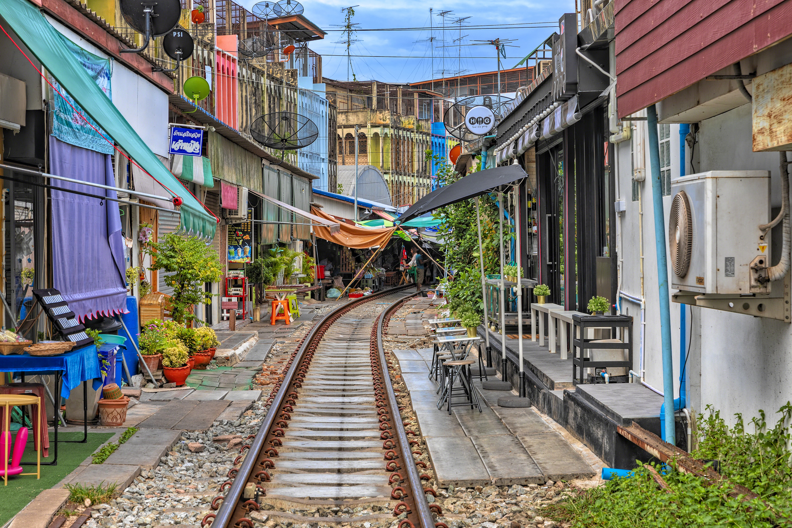 Maeklong railway Market