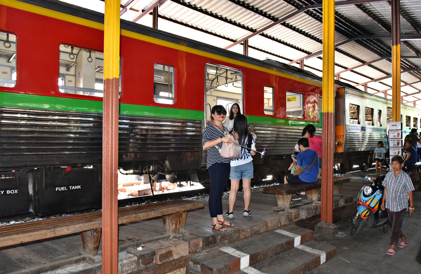 Maeklong Station 01