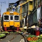 Maeklong train market