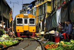 Maeklong train market