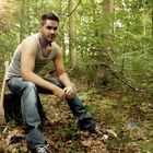 Männer allein im Wald