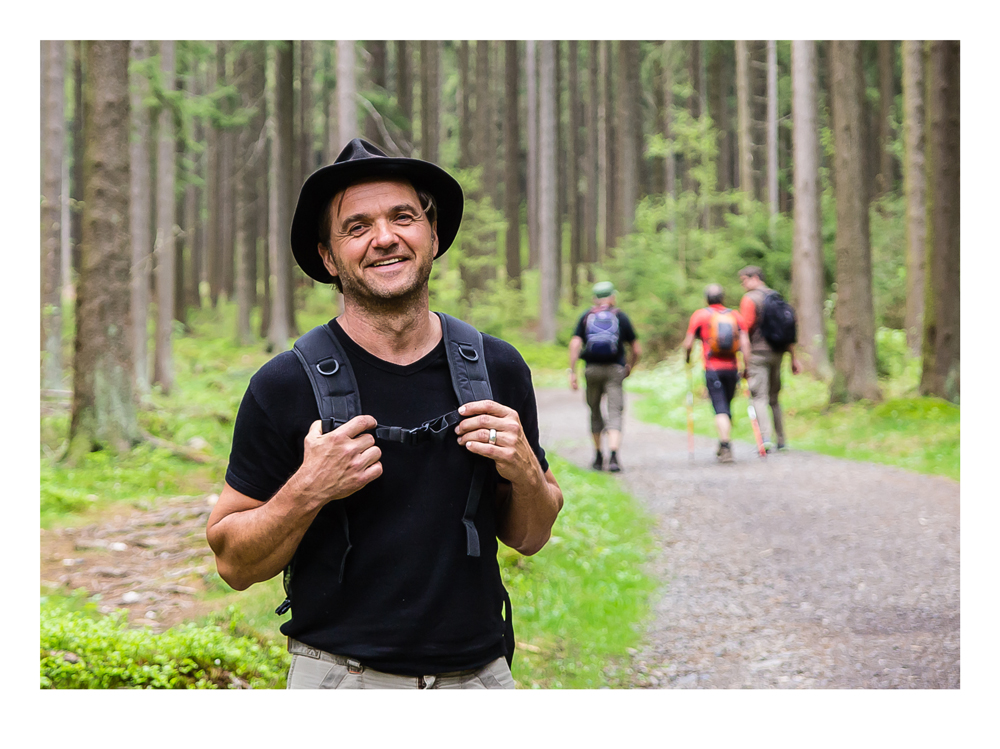 Männer allein im Wald