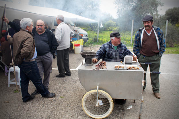 Männer auf einem Markt in Portugal