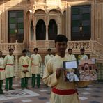 Maenner auf Hotelterasse ... in Rajasthan REISEStory zum Foto